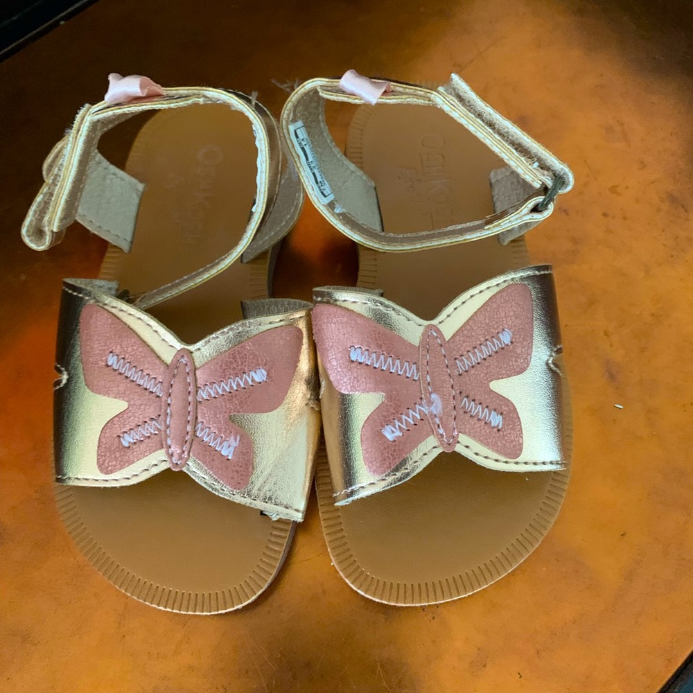 NWOT Beautiful gold color sandals Size 7M